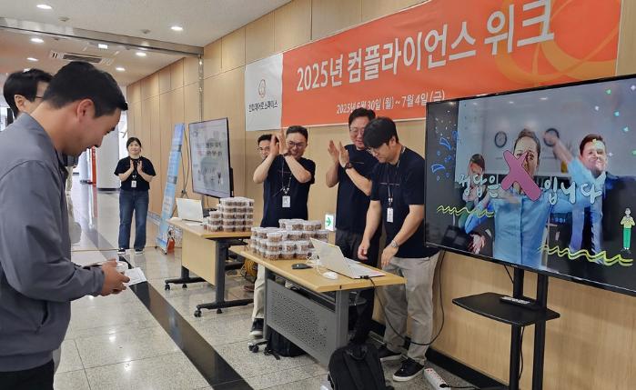 한화에어로스페이스 임직원들이 아산사업장에서 준법문화 확산을 위한 ‘컴플라이언스 위크’ 행사에 참여하고 있다. 한화에어로스페이스 제공