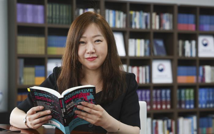 인지전, 뇌를 해킹하는 심리전술 / 이오니아북스 펴냄