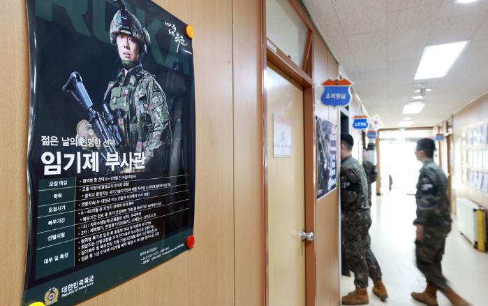 육군6보병사단 용문산여단 백호대대 소초 막사에 임기제 부사관 모집 포스터가 부착돼 있다. 김병문 기자