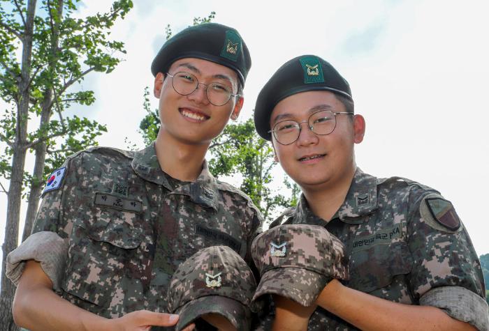 육군17보병사단 미추홀여단 박준하(왼쪽)·김건호 하사.