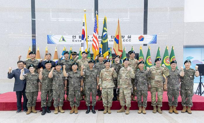 손대권(앞줄 왼쪽 여섯째) 육군군수사령관과 박진(앞줄 오른쪽 여섯째) 미 19지원사령관이 8일 열린 한미 연합군수협조단 창설식에서 파이팅 포즈를 취하고 있다. 부대 제공