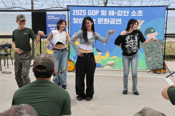 댄스팀 오로라와 장병들이 함께 춤추며 공연을 즐기는 모습.