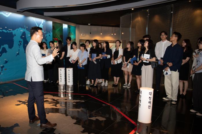 국립외교원 외교관 후보자 정규과정 교육생들이 9일 해군2함대 서해수호관에서 서해수호관장(왼쪽)의 설명을 들으며 안보현장을 견학하고 있다. 해군 제공
