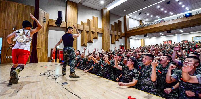 해병대2사단 포병여단 장병들이 9일 부대 강당에서 열린 ‘청룡해병 문화 대축제’에서 장기자랑을 펼치고 있다. 사진 제공=이나라 하사