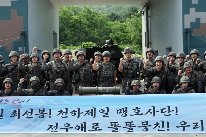 사격이 끝난 뒤 김성구 사단장과 충무대대 장병들이 기념사진을 찍는 모습.
