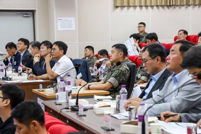 이일용(가운데) 육군31보병사단장을 비롯한 국가중요시설 방호위원회 참석자들이 발표를 경청하고 있다. 부대 제공