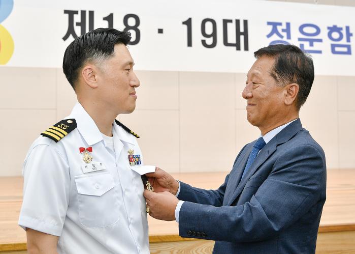 8일 정운함장 이취임식에서 이천함장을 지낸 서강흠(오른쪽) 예비역 대령이 정운함장에 취임한 아들 서정훈 중령을 격려하고 있다. 부대 제공