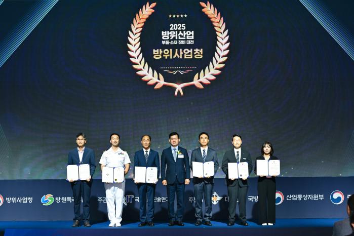 석종건(가운데) 방사청장이 9일 ‘2025 방위산업 부품·소재 장비 대전’ 개막식에서 국방연구개발 장려금 수상자들과 기념사진을 찍고 있다. 방사청 제공