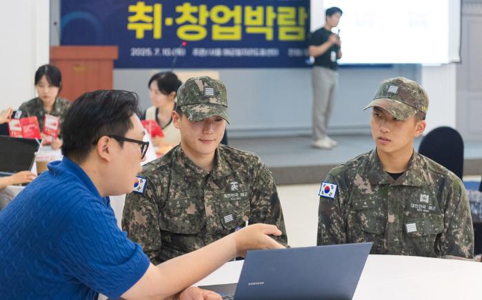 해군 장병들이 10일 서울 해군호텔에서 열린 ‘제4회 취·창업박람회’에서 기업 채용 정보를 소개받고 있다. 해군 제공