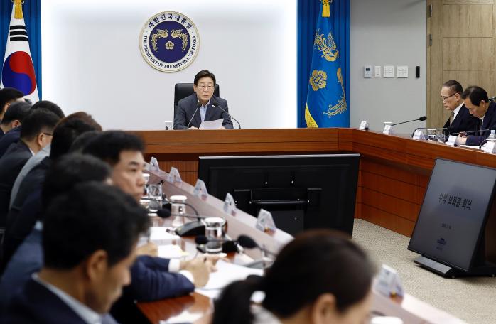 이재명 대통령이 10일 서울 용산 대통령실 청사에서 열린 3차 수석·보좌관 회의에서 발언을 하고 있다. 연합뉴스