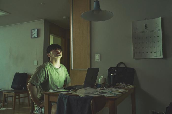 넷플릭스 영화 ‘84제곱미터’의 주요 장면들.