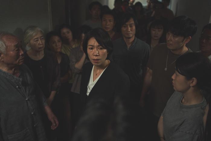 넷플릭스 영화 ‘84제곱미터’의 주요 장면들.