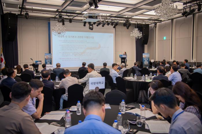 국방대학교가 창설 70주년을 맞아 개최한 ‘2025 국내안보학술회의’에서 전경주 한국국방연구원 박사가 ‘적대적 두 국가론과 한국의 대북정책 방향’에 관해 발표하고 있다. 국방대 제공