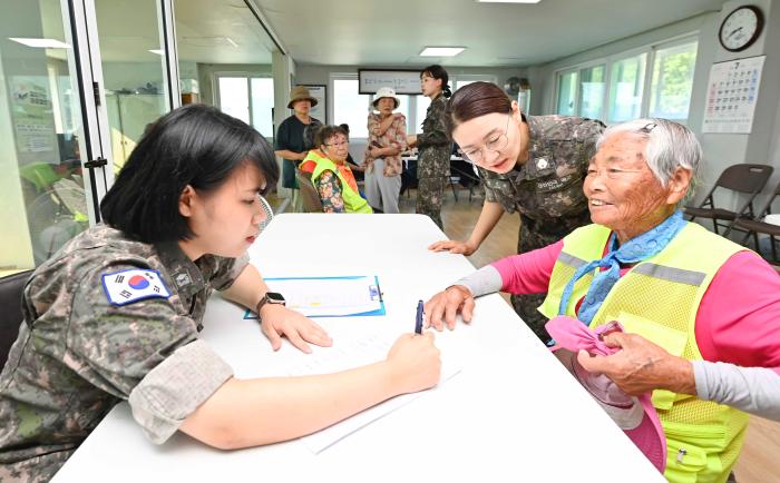 해군·서울대 합동 의료지원팀 장병이 10일 덕적도 진리 마을회관에서 주민들을 대상으로 의료 상담을 하고 있다. 해군 제공