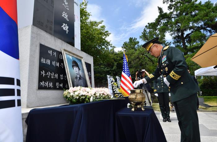고창준 육군참모총장 직무대리가 10일 다부동전적기념관에서 열린 백선엽 장군 5주기 추모식에서 분향하고 있다. 육군 제공