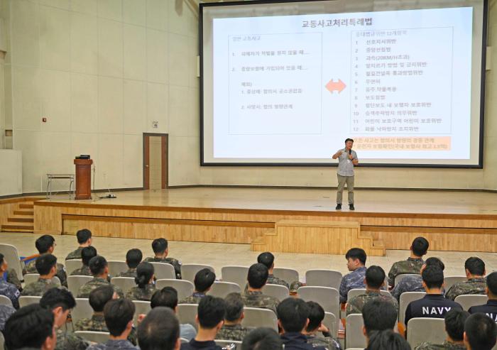 해군3함대가 10일 개최한 음주운전·도박·마약류 예방 초빙강연에서 전남경찰청 이준희 경위가 사례 중심 교육을 하고 있다. 부대 제공