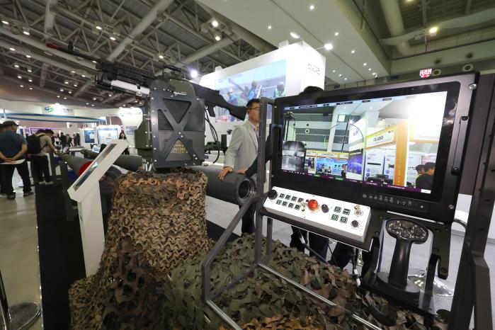 현대위아 부스에 원격사격무기통제체계(RCWS)가 전시된 모습.