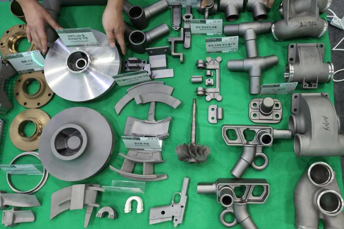 K1 전차 엔진·K56 탄약운반장갑차 등에 장착되는 정밀주조부품들.