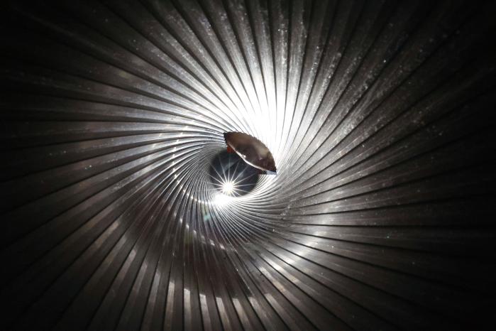 9일 경남 창원시 창원컨벤션센터에서 개막한 ‘2025 방위산업 부품·소재 장비 대전’에서 한 관계자가 전시용 K9 자주포 포열 내부를 살펴보고 있다.