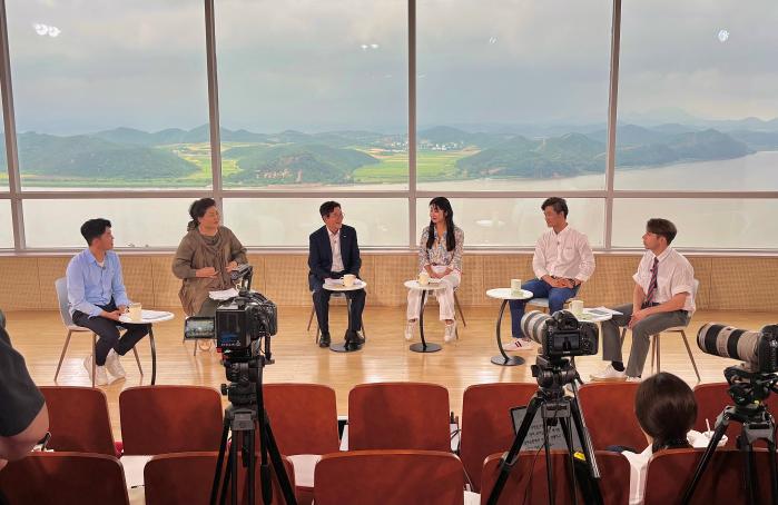 경기 김포시 애기봉평화생태공원에서 열린 KFN TV ‘페이스:北’ 북한이탈주민의 날 특집 녹화 현장에서 출연자들이 험난했던 탈북 과정을 이야기하고 있다. 사진=김세은 인턴기자