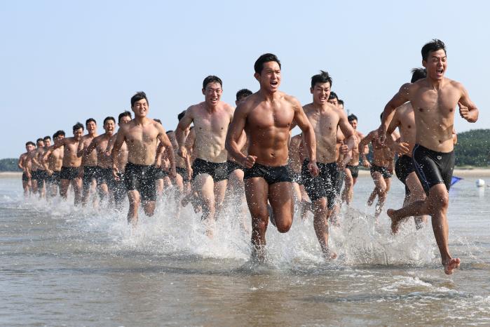 해변에서 단체 뜀걸음을 하고 있는 특전대원들.