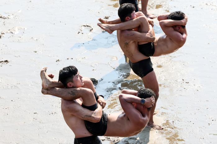 PT 체조 매달려 윗몸일으키기 동작.