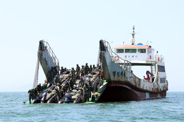 모선에서 고무보트를 이탈하는 이함훈련.