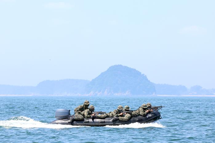 모터를 활용해 고무보트가 고속 기동하는 모습.