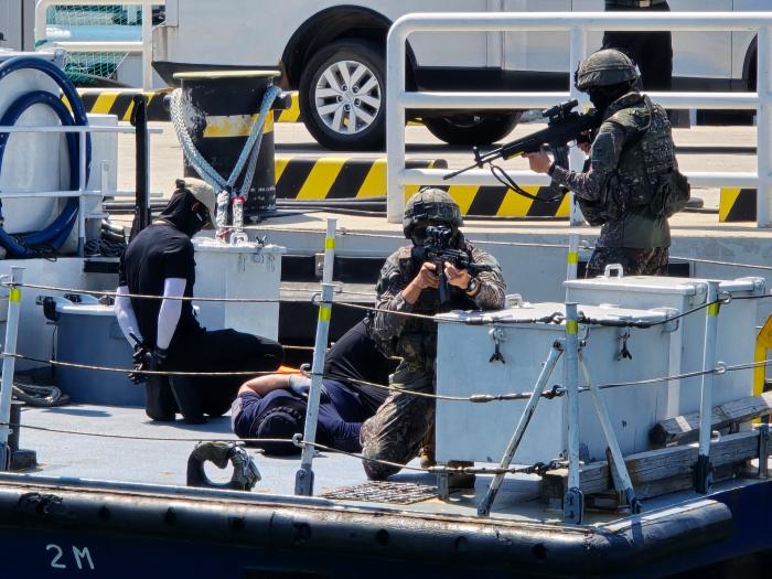 육군35보병사단 충무여단 장병들이 전북 군산시 군산항에서 진행된 항만 방호 합동훈련 중 테러범을 제압하고 있다. 사진 제공=한지민 대위