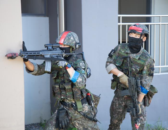 육군52보병사단 장병들이 인천 서구 도시지역전투훈련장에서 열린 도시지역작전 전투기술 경연대회에서 건물 외벽에 엄폐하며 사격하고 있다. 부대 제공