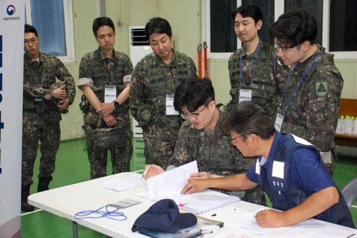 육군56보병사단 병력동원지원대 행동화 및 통합훈련에서 서울지방병무청 관계자가 예비군에게 부여받은 직책에 대해 설명하고 있다.