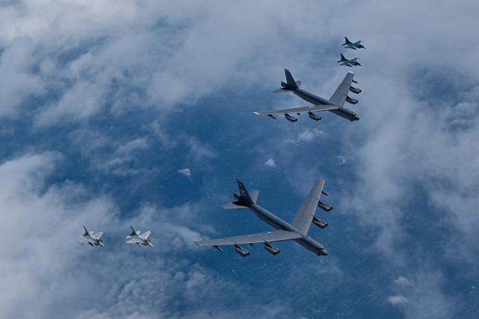 제주 남방 공해상에서 진행된 한·미·일 공중 훈련에서 미 B-52H 전략폭격기와 우리 공군의 KF-16 전투기, 일본 F-2 전투기 등이 비행하고 있다. 국방부 제공