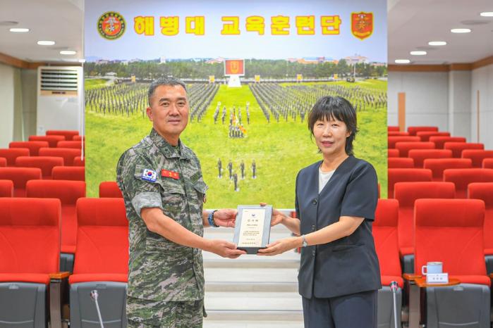 지난 11일 열린 해병대교육훈련단·국립영천호국원 업무협약식에서 정원희 호국원장이 이종문(왼쪽) 교훈단장에게 국가보훈부 장관의 부대 감사패를 전도 수여하고 있다. 부대 제공