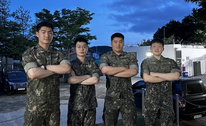 야간 갯벌 체험 중 길을 잃어 고립된 시민을 구한 육군51보병사단 진격대대 장병들. 왼쪽부터 이재호 일병, 박대준 상병, 안량호 중사(진), 김재훈 상병. 부대 제공