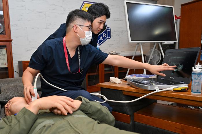 공군11전투비행단 항공의무전대 군의관이 F-15K 전투기 조종사의 근골격계 초음파 검사를 하고 있다. 사진 제공=이동영 중사