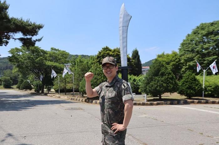 도로에서 발생한 차량 화재를 진압한 육군1보병사단 무적칼여단 이홍원 상사. 부대 제공
