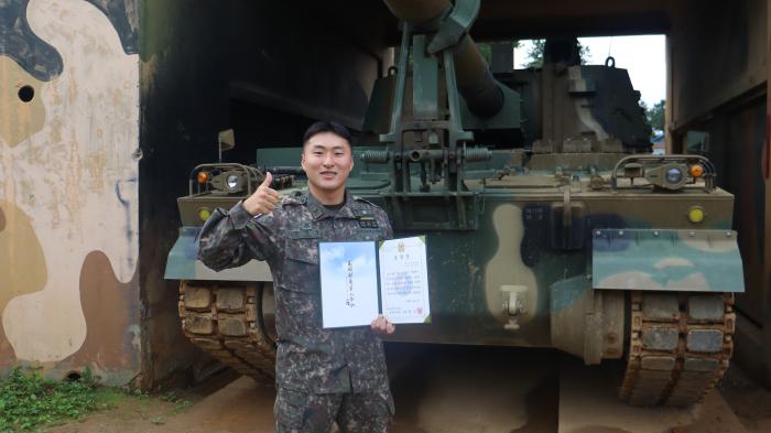 육군9보병사단 흑곰대대 전정호 상사가 시민을 구조한 공로로 받은 표창장을 들어 보이고 있다. 부대 제공