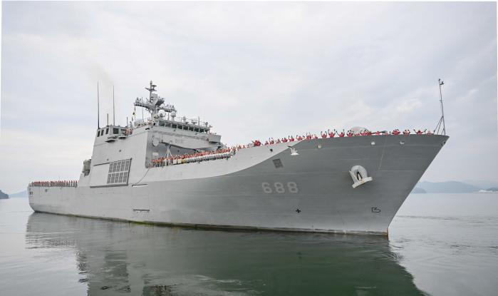 해군 4900톤급 상륙함(LST-Ⅱ) 일출봉함이 13일 다국적 연합훈련 퍼시픽파트너십 참가를 위해 진해군항을 출항하고 있다. 부대 제공