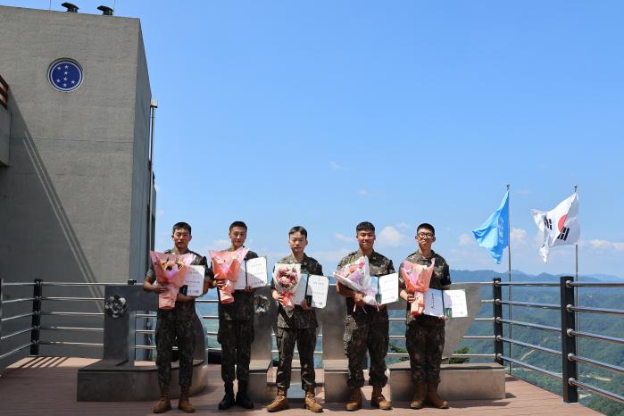 지난 9일 임기제 부사관으로 함께 임관한 육군7보병사단 상승독수리여단 GOP대대 장병들. 부대 제공