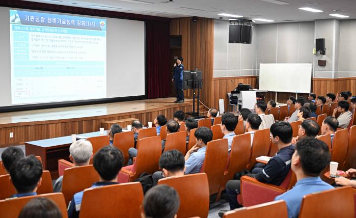 해군잠수함사령부 잠수함수리창이 개최한 잠수함 정비기술발전 세미나에서 참석자들이 주제 발표를 듣고 있다. 사진 제공=권혜연 하사