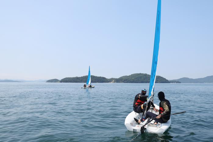 지난 10일 해군사관학교 앞바다 옥포만에서 생도들이 2인 1조로 호흡을 맞춰 딩기요트 항해 실습을 하고 있다.