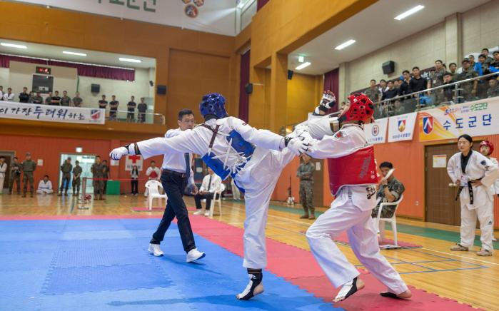 육군수도군단이 15일 개최한 군단장기 태권도 대회 겨루기 종목 참가 장병들이 기량을 선보이고 있다. 부대 제공