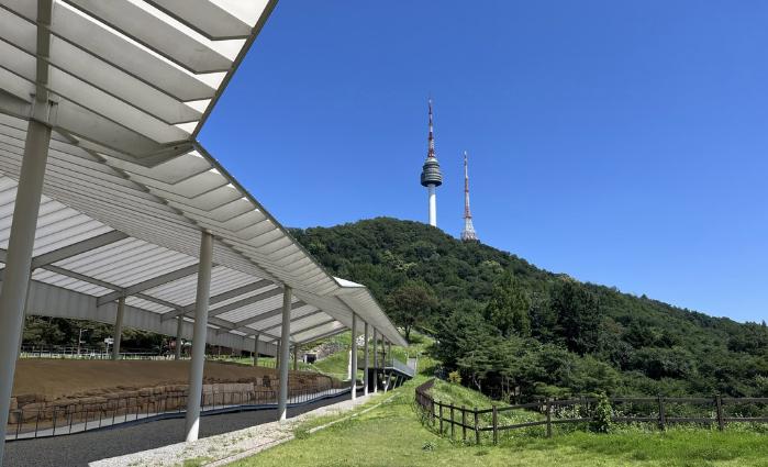 한성도성유적전시관에서 바라본 N서울타워.