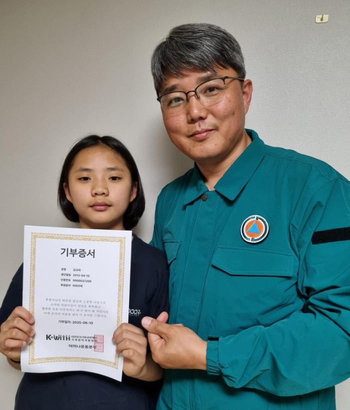 모발을 기부한 육군39보병사단 솔개여단 김정규 군무사무관의 딸 김규리 양.