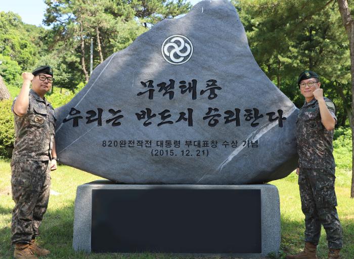 길가에 쓰러진 90대 어르신을 구조한 육군28보병사단 박효성(왼쪽)·장윤식 상사.