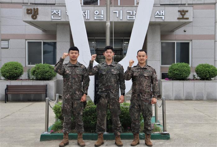 민가 화재 진압에 기여해 가평경찰서장 표창장을 받은 육군수도기계화보병사단 기갑수색대대 박상범(오른쪽부터) 상사, 이현탁·전노아 하사.