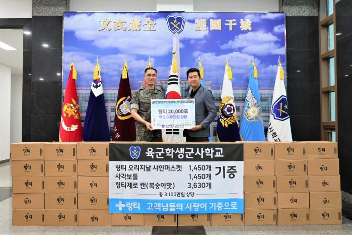 김용수(왼쪽) 육군학생군사학교장 직무대리와 한기수 링티 영업이사가 15일 부대에서 열린 업무협약식에서 기능성 음료를 전달하고 있다. 부대 제공