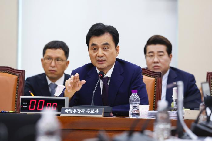 안규백 국방부 장관 후보자가 15일 국회 국방위원회 인사청문회에서 의원 질의에 답변하고 있다. 이경원 기자