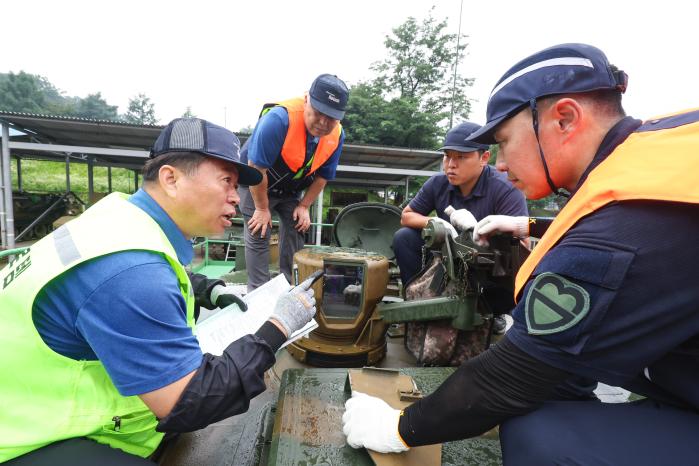 육군군수사령부가 16일 30기갑여단 팬텀대대에서 전개한 민·군 합동 전투장비 정비지원에서 정비지원팀 관계자와 부대원들이 함께 K1A2 전차를 정비하고 있다. 이경원 기자