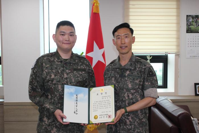 최원석(오른쪽) 육군인사사령부 인사운영처장이 대전보건대 임상병리학과에 재학 중인 문대원 중사에게 높은 교육 성과를 달성한 것을 치하하는 내용의 인사사령관 표창을 수여하고 있다. 부대 제공